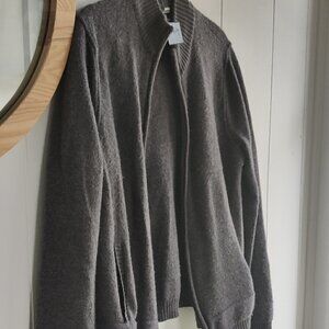 Sweater Cardigan Full Zip, made of fine Merino Wool. Grey Crew neckline. Pockets
